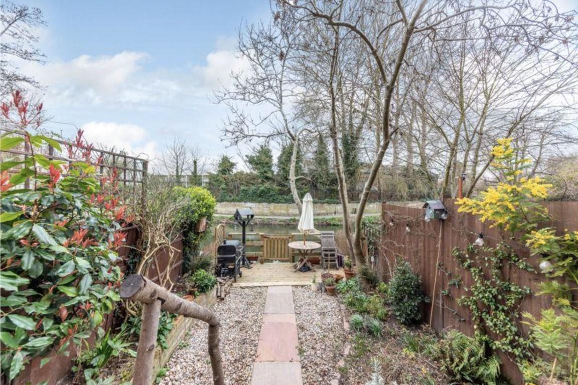 2 bed property in Elgar Road, Reading